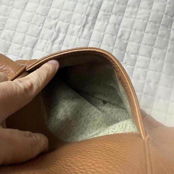 ISAAC MIZRAHI Bridgehampton Tan Pebbled Genuine Leather Hobo‎ Purse Tassel Charm - Picture 6 of 13